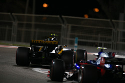 Carlos Sainz Jr., Renault Sport F1 Team RS17, Pierre Gasly, Scuderia Toro Rosso STR12
