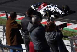 Fans watch Marcus Ericsson, Alfa Romeo Sauber C37