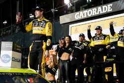 Il vincitore della gara Ryan Blaney, Team Penske, Menards/Peak Ford Fusion festeggia