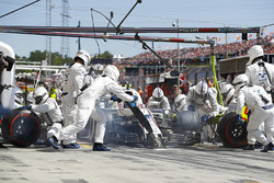Lance Stroll, Williams FW40, makes a stop