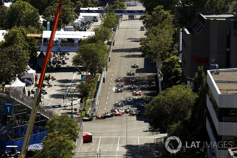 Sébastien Buemi, Renault e.Dams, locks up at the start of the race