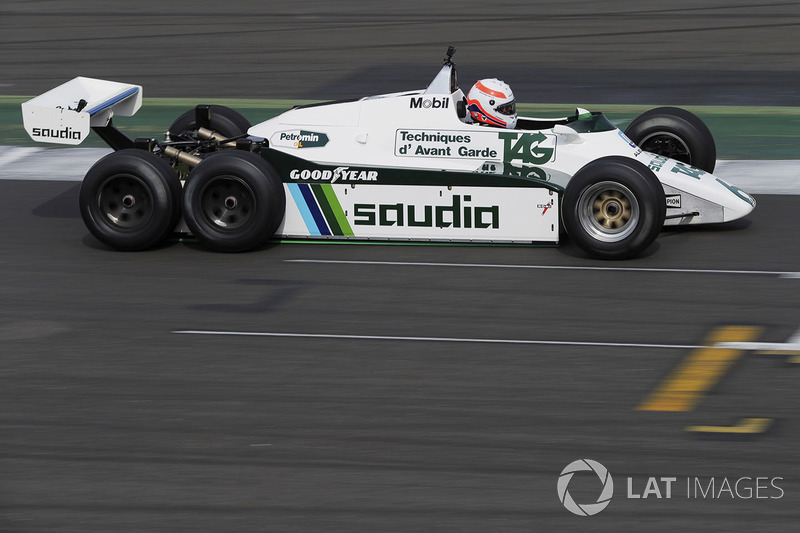 Martin Brundle teste la FW08 à six roues