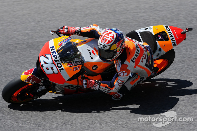 Dani Pedrosa mit Aufkleber an Front und Heck des Bikes