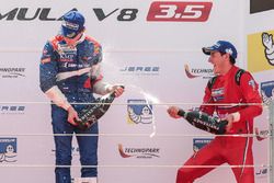 Podium: winnaar Egor Orudzhev, SMP Racing by AVF, 3e plaats Alfonso Celis Jr., Fortec Motorsports