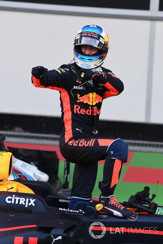 Il vincitore della gara Daniel Ricciardo, Red Bull Racing festeggia nel parco chiuso