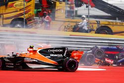 Stoffel Vandoorne, McLaren MCL32, takes avoiding action after Daniil Kvyat, Scuderia Toro Rosso STR1