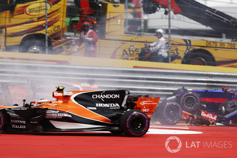 Stoffel Vandoorne, McLaren MCL32 yanında Daniil Kvyat, Scuderia Toro Rosso STR12, ve Fernando Alonso, McLaren MCL32 çarpışıyor