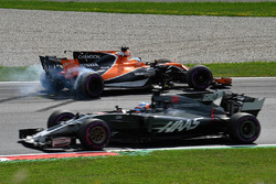 Fernando Alonso, McLaren MCL32 en tête-à-queue dans les graviers