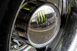 Logo: Monster Energy im Regen