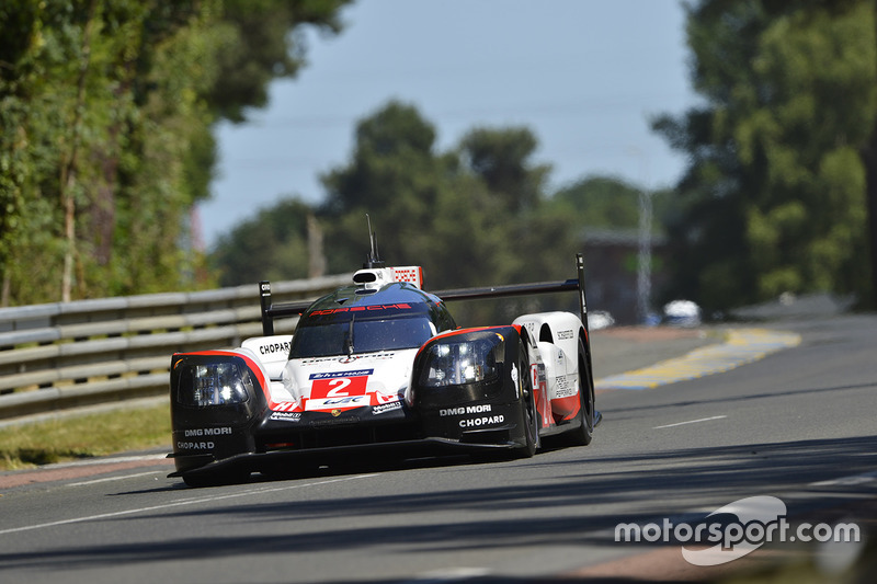 Jam ke-22: Porsche #2 mengambil alih pimpinan balapan dari Oreca #38