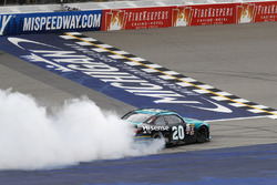 Race winner Denny Hamlin, Joe Gibbs Racing Toyota