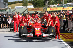 Ferrari mechanics push the car of Sebastian Vettel, Ferrari SF70-H