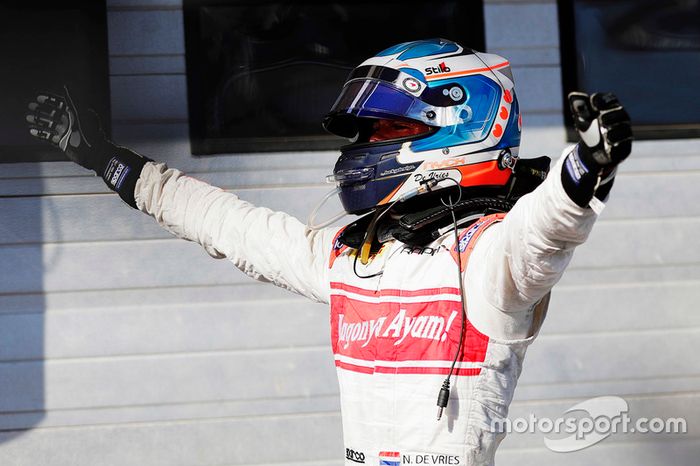 Tercer lugar Nyck De Vries, Rapax