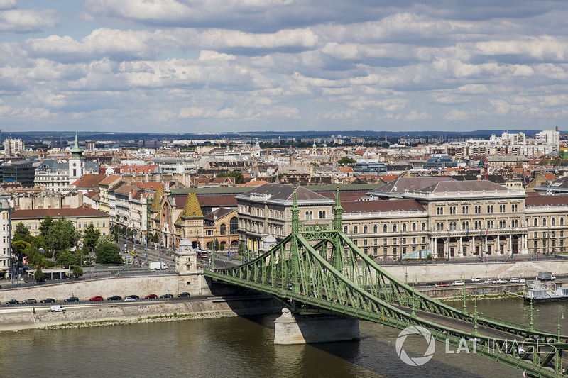 Una vista del puente de la libertad y el río Danubio