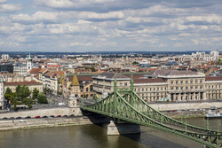 Une vue du Pont de la Liberté et du Danube