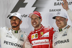 Подиум: обладатель второго места Льюис Хэмилтон, Mercedes AMG F1, победитель Себастьян Феттель, Ferr