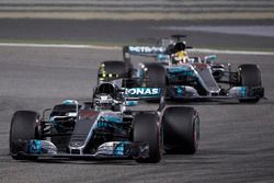 Валттери Боттас, Mercedes AMG F1 W08, и Льюис Хэмилтон, Mercedes AMG F1 W08