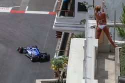 Une jeune femme regarde l'action en piste