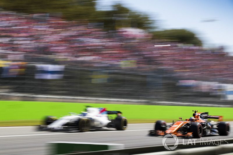 Stoffel Vandoorne, McLaren MCL32, passes Felipe Massa, Williams FW40