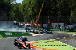 Romain Grosjean, Haas F1 Team VF-17 blokkeert in duel met Jolyon Palmer, Renault Sport F1 Team RS17
