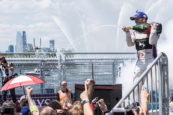 Podio: ganador Sam Bird, DS Virgin Racing