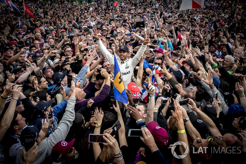 El ganador Lewis Hamilton, Mercedes AMG F1 con los fans