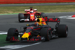 Макс Ферстаппен, Red Bull Racing RB13, и Себастьян Феттель, Ferrari SF70H