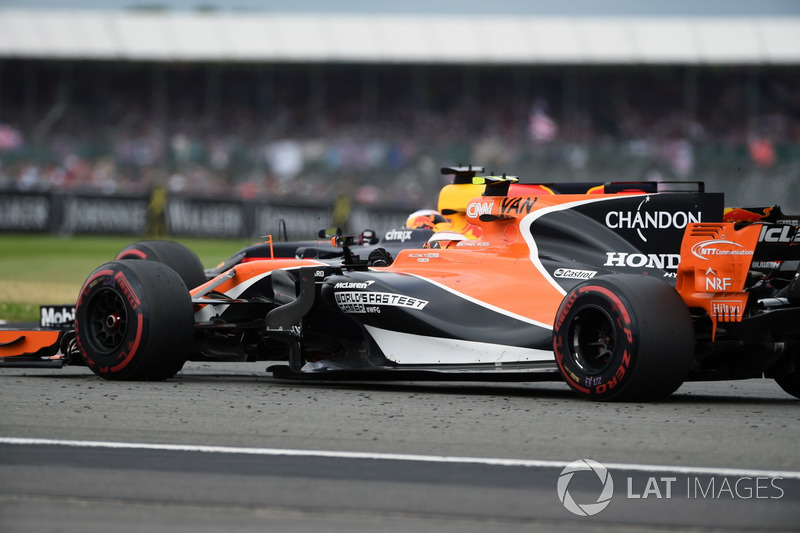 Stoffel Vandoorne, McLaren MCL32 e Daniel Ricciardo, Red Bull Racing RB13 in lotta