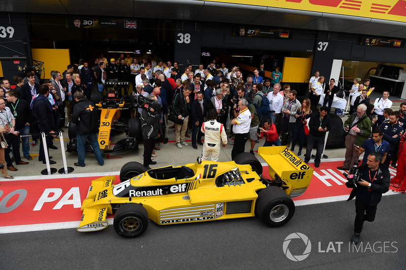 Jerome Stoll, Director of Renault Sport F1 and René Arnoux, Renault RS01