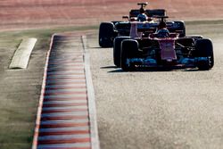 Kimi Raikkonen, Ferrari SF70H, voor Fernando Alonso, McLaren MCL32