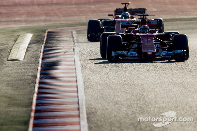 Kimi Raikkonen, Ferrari SF70H, delante de Fernando Alonso, McLaren MCL32