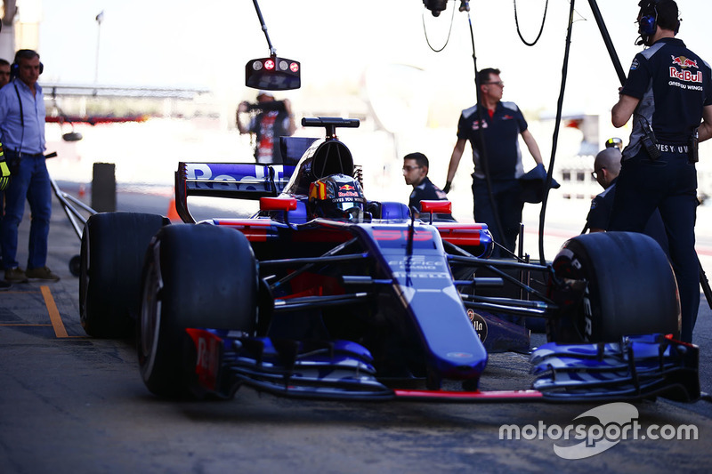 Carlos Sainz Jr., Scuderia Toro Rosso STR12 and his father Carlos Sainz