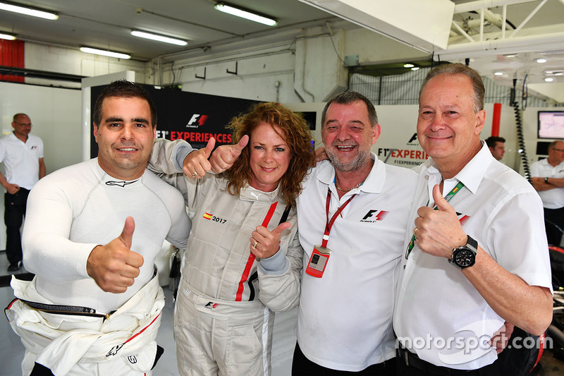 Zsolt Baumgartner, F1 Experiences 2-Seater driver, F1 Experiences 2-Seater passenger Belinda Whiteside and Paul Stoddart (AUS)