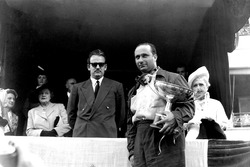 Ganador de la carrera Juan Manuel Fangio, Alfa Romeo, y HRH Príncipe Rainier en el podio