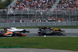 Romain Grosjean, Haas F1 Team VF-17, Jolyon Palmer, Renault Sport F1 Team RS17, Stoffel Vandoorne, McLaren MCL32 et Lewis Hamilton, Mercedes-Benz F1 W08 au départ