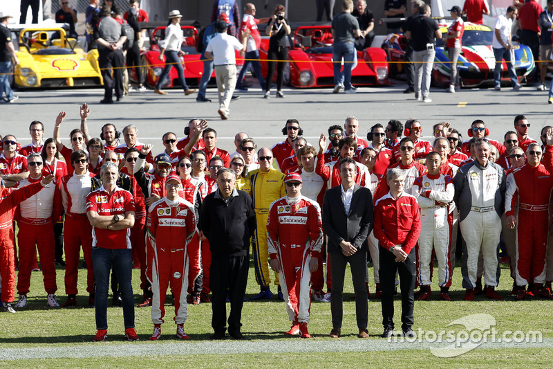 Maurizio Arrivabene, Team principal Ferrari; Sebastian Vettel, Ferrari; Sergio Marchionne, Presidente de Ferrari; Kimi Raikkonen, Ferrari, foto de grupo