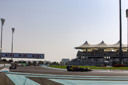 Alex Lynn, DAMS devant Sergey Sirotkin, ART Grand Prix et le reste du peloton au départ