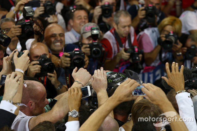 Segundo lugar y nuevo campeón mundial Nico Rosberg, de Mercedes AMG Petronas F1 celebra en parc ferm