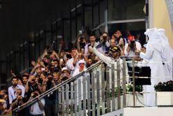 Ganador de la carrera Lewis Hamilton, Mercedes AMG F1 celebra en el podio