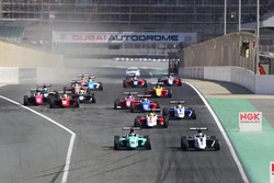 Harrison Newey, Joey Mawson at the start of the race