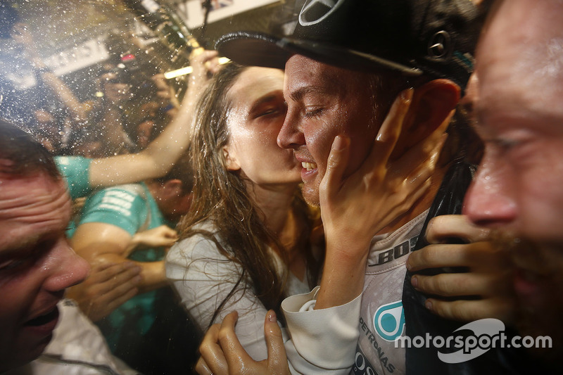 Nico Rosberg, de Mercedes AMG F1 celebra su campeonato del mundo con esposa Vivian Rosberg y el equi