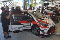 Meccanici Toyota a lavoro sulle Yaris WRC