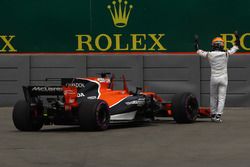 Fernando Alonso, McLaren stops on track in FP1 and waves