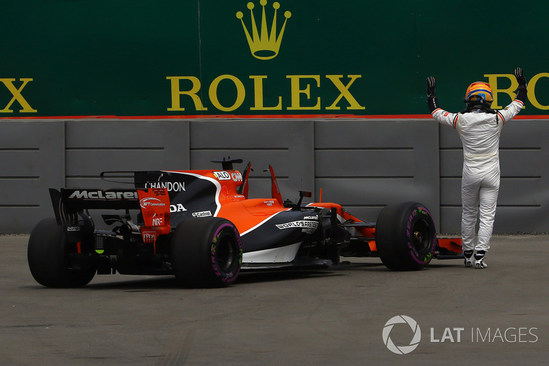 Fernando Alonso, McLaren stops on track in FP1 and waves