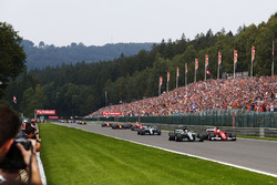 Lewis Hamilton, Mercedes AMG F1 W08, Sebastian Vettel, Ferrari SF70H, Valtteri Bottas, Mercedes AMG F1 W08, Kimi Raikkonen, Ferrari SF70H, Max Verstappen, Red Bull Racing RB13, Daniel Ricciardo, Red Bull Racing RB13, the rest of the field on the formation lap