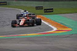 Stoffel Vandoorne, McLaren MCL32, Marcus Ericsson, Sauber C36