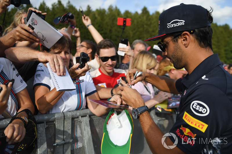Daniel Ricciardo, Red Bull Racing signs autographs for the fans