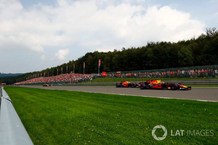 Max Verstappen, Red Bull Racing RB13, Daniel Ricciardo, Red Bull Racing RB13 y Fernando Alonso, McLaren MCL32