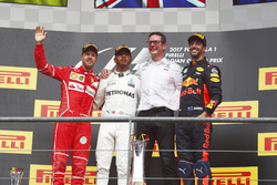 Podio: il vincitore della gara Lewis Hamilton, Mercedes AMG, il secondo classificato Sebastian Vette