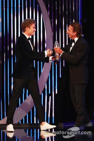 Nico Rosberg receives the award from Emerson Fittipaldi